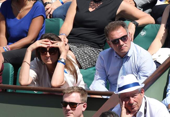 Il faut plus que des lunettes de soleil à la dulcinée de Pierre Sled pour admirer le jeu à Roland Garros