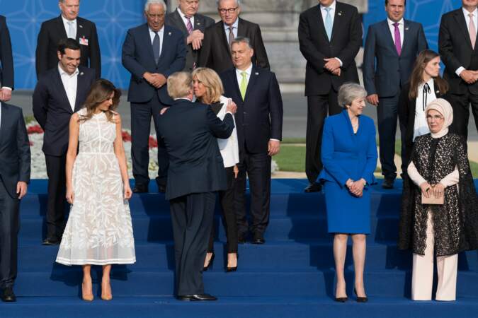 La photo officielle des dirigeants des pays membres de l'OTAN avec leur conjoint.