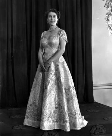 4 Juin 1953 le jour de son couronnement la reine porte une robe créée par Norman Hartnell
