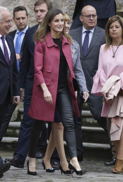 La reine Letizia assortit son slim en cuir noir à un manteau coloré et des escarpins