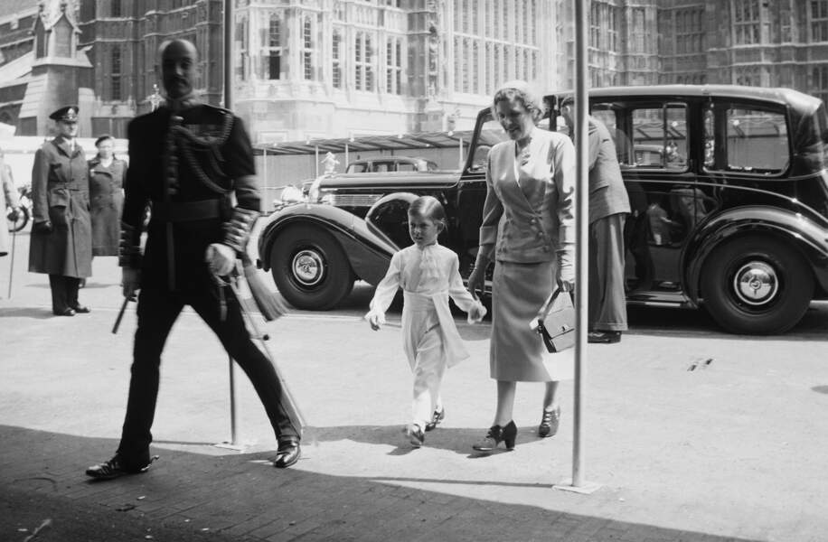 Arrivée de Charles avec sa nurse en l'Abbaye de Westminster pour le couronnement de la reine Elizabeth en 1953