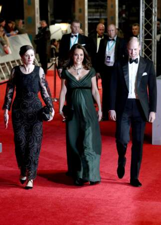 Kate Middleton radieuse en robe verte, mettant en valeur son baby bump