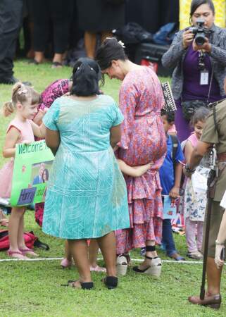 Meghan entourée d'enfant lors de la visite de l'Université du Pacifique Sud aux Iles Fidji, le 24 octobre 2018