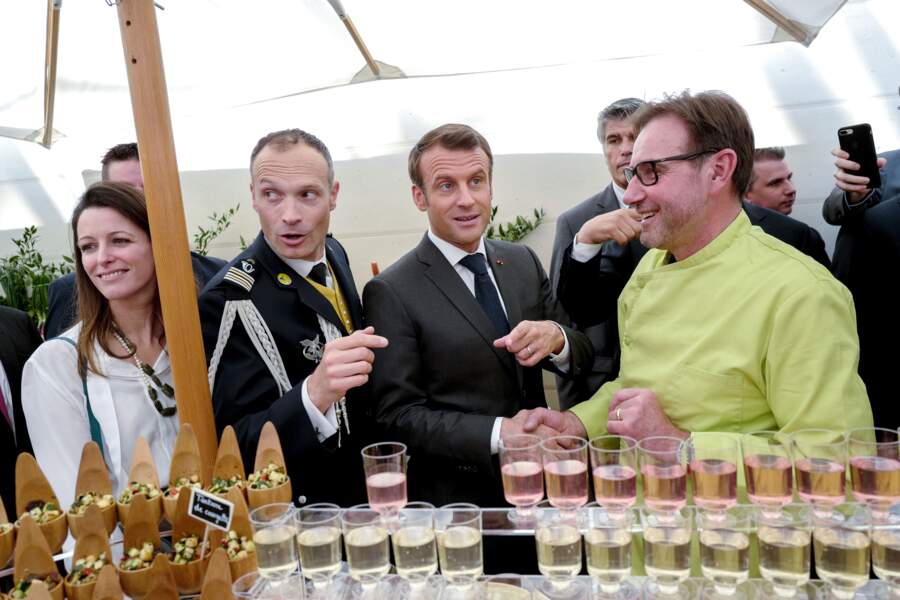 Emmanuel Macron, souriant, a reçu les métiers de bouche au palais de l'Élysée ce 1er mai