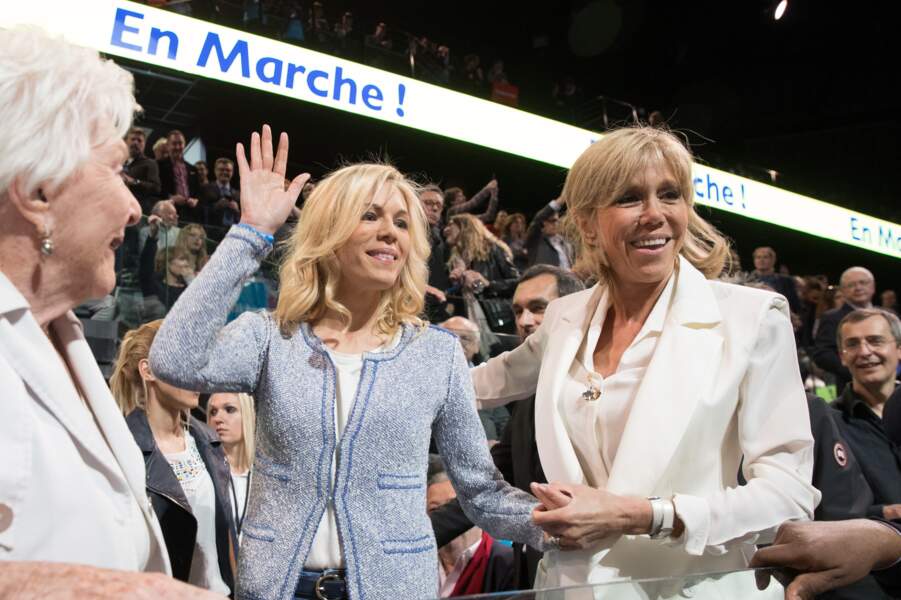 La tribune VIP au meeting d'Emmanuel Macron le 17 avril : sa femme et ses filles réunies ainsi que Line Renaud 