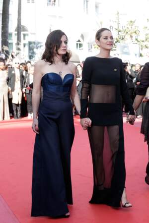 Marion Cotillard, avec Vanessa Filho, monte les marches de Cannes en robe transparente le 12 mai 2018