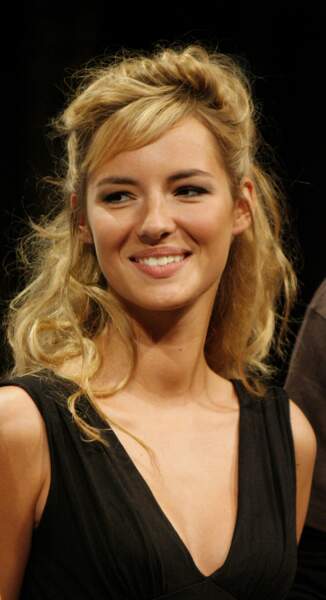 Pour l'été 2007, la présentatrice rayonne avec un blond crêpé d'inspiration Brigitte Bardot