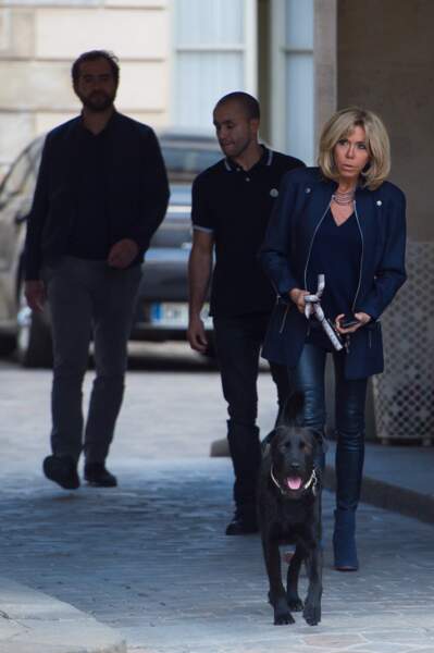 Brigitte Macron, élégante En Slim En Cuir Et Bottines à Talons Pour ...