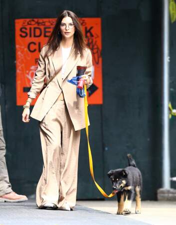 Emily Ratajkowski a choisi un look stylé mais confortable pour promener son chien