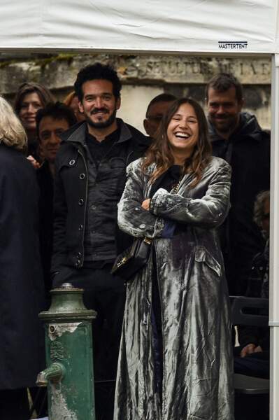 Izïa Higelin et son compagnon Bastien Burger, souriants,  le 12 avril à Paris