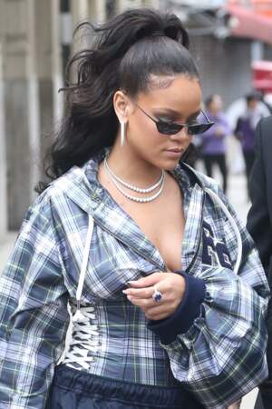 Rihanna rayonne avec ses micro lunettes cat-eye, à la fois futuristes et élégantes.