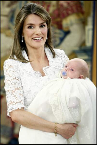La princesse Sofia dans les bras de Letizia d'Espagne, lors de son baptême le 15 juillet 2007 à Madrid