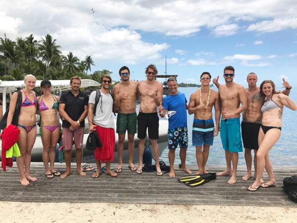 Les neufs nageurs de la Tahiti Swimming Experience prêts à aller nager avec des baleines et des raies