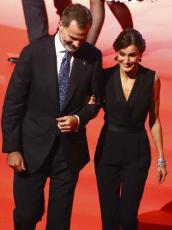 Le roi Felipe VI et la reine Letizia d'Espagne, très élégante en combi-pantalon noire et décolletée