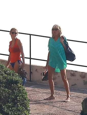 Brigitte Macron, heureuse à la plage avec Tiphaine Auzière