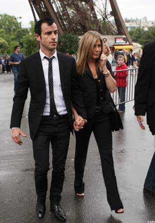 Jen et Justin aux pieds de la Tour Eiffel, en juin 2012