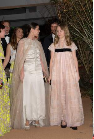 Caroline de Monaco arrive au gala, radieuse, au côté de sa fille de 16 ans, Alexandra de Hanovre