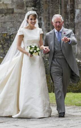 Alexandra Knatchbull au bras du prince Charles, lors de son mariage en l'Abbaye de Romsey le 25 Juin 2016