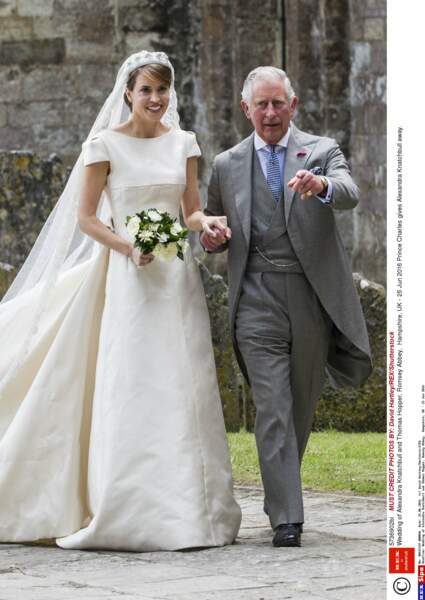 Alexandra Knatchbull au bras du prince Charles, lors de son mariage en l'Abbaye de Romsey le 25 Juin 2016