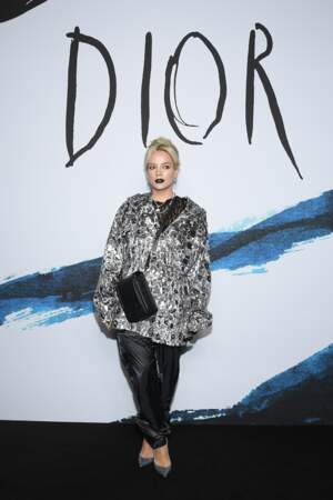 Lily Allen  : lèvres noires, slim en cuir et cheveux blonds pour le défilé Dior Homme