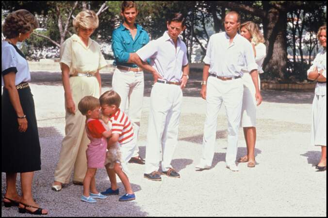 Harry et William jouent avec le chien de la famille royale d'Espagne, sous le regard de Charles et Diana, en 1987