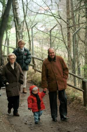 Claude, Bernadette, Jacques Chirac et son petit-fils Martin en vacances à Igls en Autriche en 1998