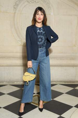 Jeanne Damas représente le chic à la française avec le Saddle Bag de Dior, mini et uni.