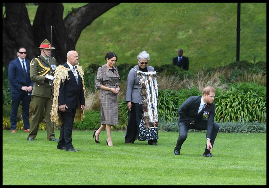 Meghan Markle et le prince Harry (qui prend une pose originale) en Nouvelle-Zélande, le 28 octobre