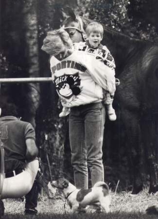 Lady Diana porte le prince Harry sur le dos, lors d'un match de polo en 1987