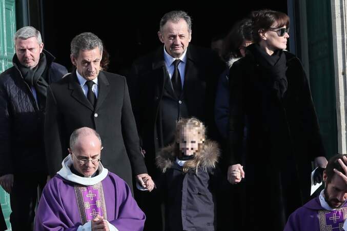 Nicolas Sarkozy avec son épouse Carla Bruni-Sarkozy, leur fille Giulia et Guillaume Sarkozy aux obsèques de sa mère