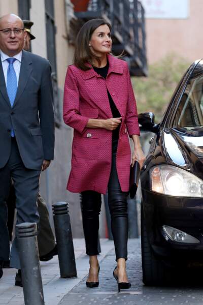 La reine Letizia d'Espagne n'a jamais une faute de goût, comme ici avec une tenue joyeuse, de cuir et de rose.