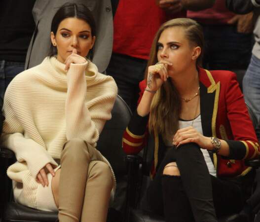 Kendall Jenner adopte la robe pull pour assister à un match de basket avec Cara Delevingne.