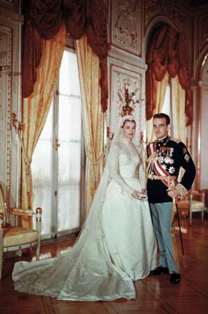 Grace Kelly épouse Rainier dans une superbe robe devenue culte signée Helen Rose, le 19 avril 1956 à Monaco