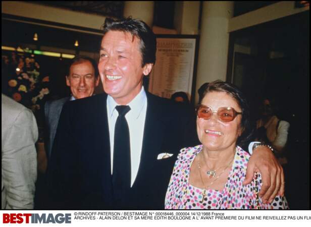 Alain Delon et sa mère Edith Boulogne en 1988