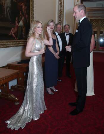Le prince William, pas indifférent au décolleté de Kylie Minogue, à Londres ce 14 juin