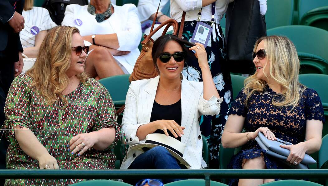 Meghan Markle et ses amies attendent le match de Serena Williams à Wimbledon, le 4 juillet 2019.