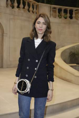 Très chic, Sofia Coppola  était habillée avec élégance, en jeans et bleu marine au défilé Chanel Haute-Couture.