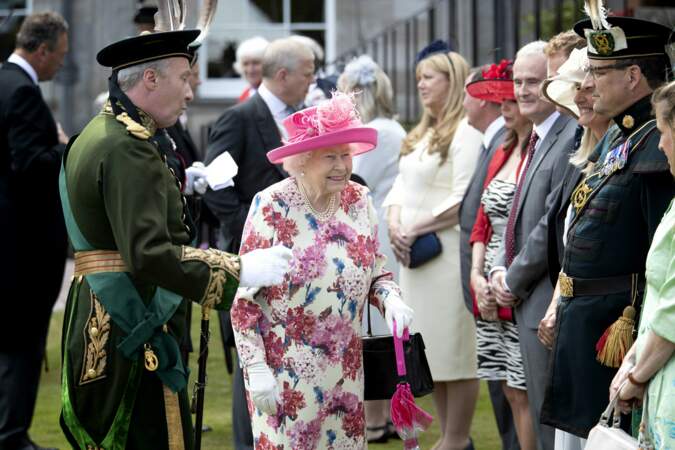 La reine d'Angleterre, radieuse et en bonne forme, au palais de Holyroodhouse à Edimbourg lors d'une garden party