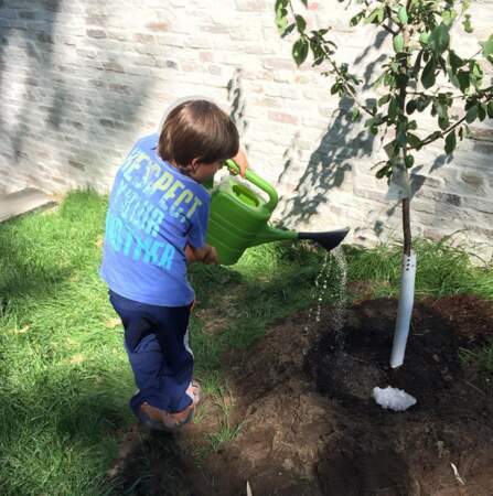Benjamin, le petit garçon de 6 ans de Gisèle Bündchen, joue les jardiniers pendant les vacances 