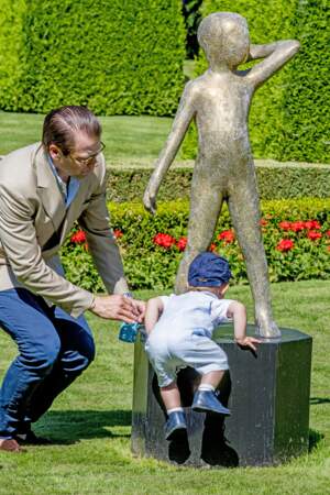 Le prince Oscar, sous la surveillance de son père, le prince Daniel, a déjà le goût de l'escalade. 