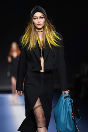 Gigi Hadid pour Versace dévoile des mèches jaunes