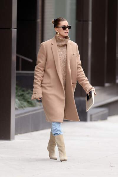 Hailey Baldwin en manteau Celine et boots en daim Yeezy à New York le 28 novembre 2018