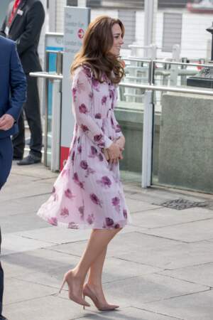 La duchesse de Cambridge dans les rues de Londres en robe à fleurs