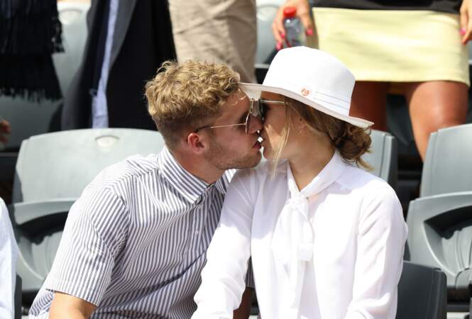 Le baiser de Kevin Mayer et sa compagne Delphine Jariel à Roland Garros en 2018