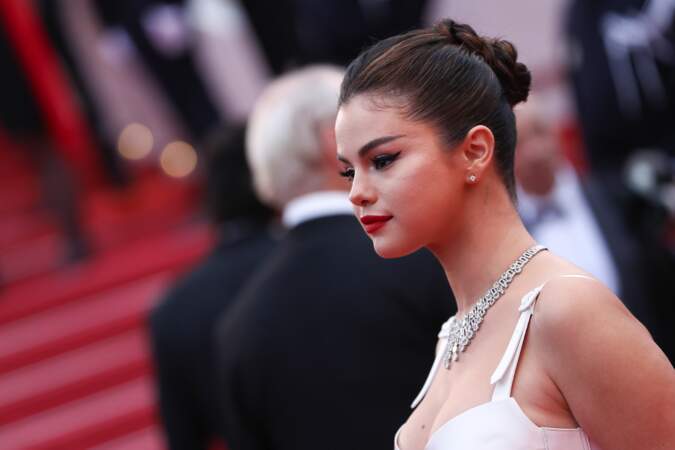Selena Gomez et son chignon tressé, lors de la montée des marches à Cannes, le 14 mai 2019