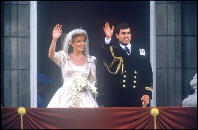 Sarah Ferguson (dans une robe de  Lindka Cierach) et le prince Andrew lors de leur mariage le 21 juillet 1986 