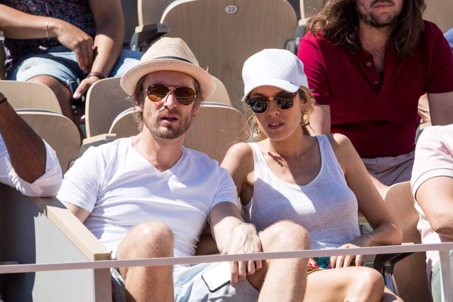 Philippe Lacheau et Elodie Fontan étaient assortis, tous les deux vêtus de blanc à Roland Garros