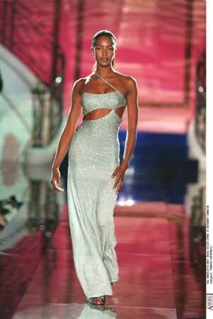 Naomi Campbell défile pour Versace en 1996