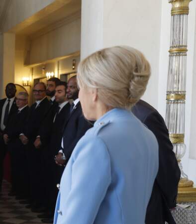 On voit bien les détails de son chignon-banane lors de la passation de pouvoir entre Emmanuel Macron et François Hollande au palais de l'Élysée à Paris en 2017