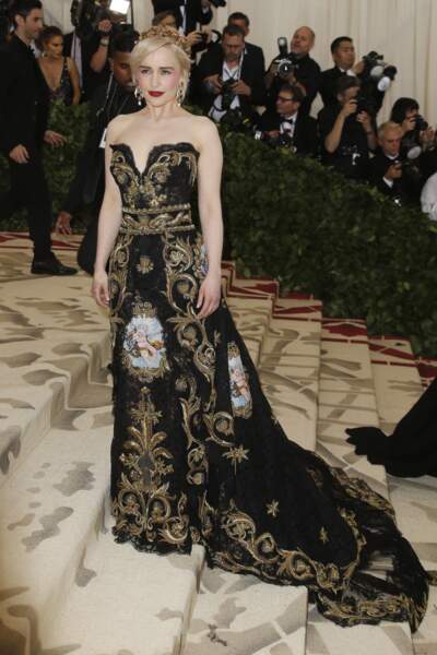 Emilia Clarke en robe Dolce & Gabbana et magnifique couronne dorée 